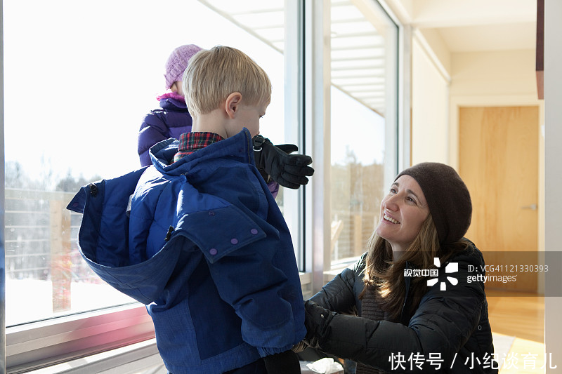 这个时候教孩子穿衣服最好,应季妈妈会少遭罪