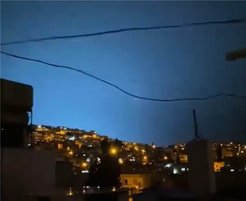 土耳其7.8级大地震前天空出现神秘蓝光 科普：为地震光、很罕见