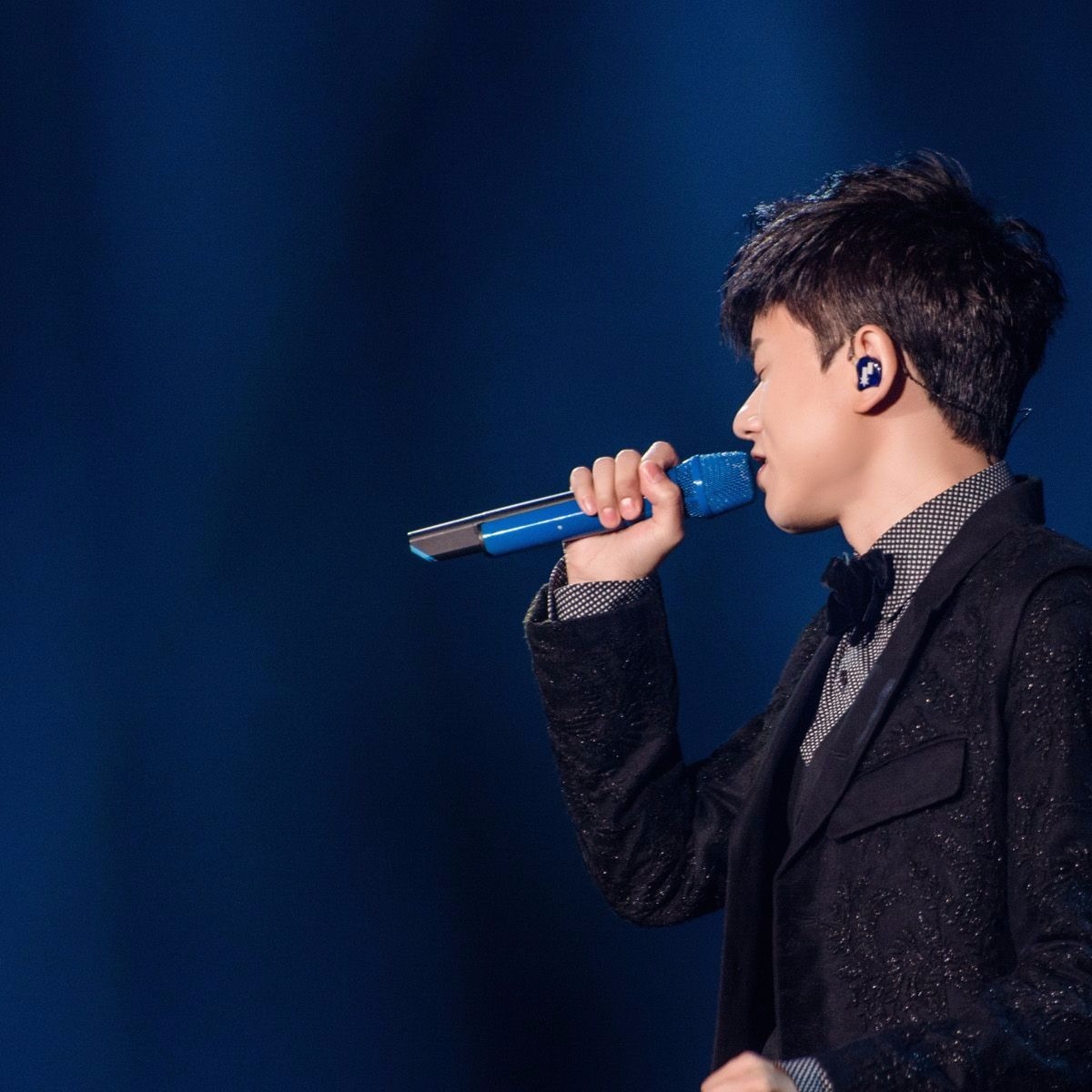 《一起来看流星雨》的主题曲,充满了青春的回