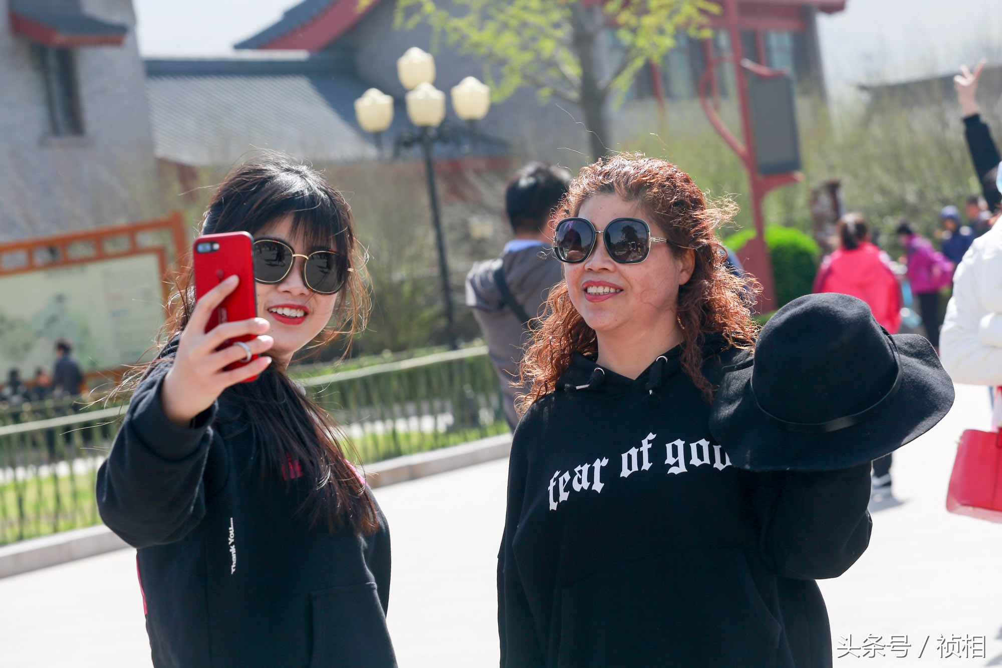 拍抖音玩自拍 手机成旅游必备神器 景区靠拍照