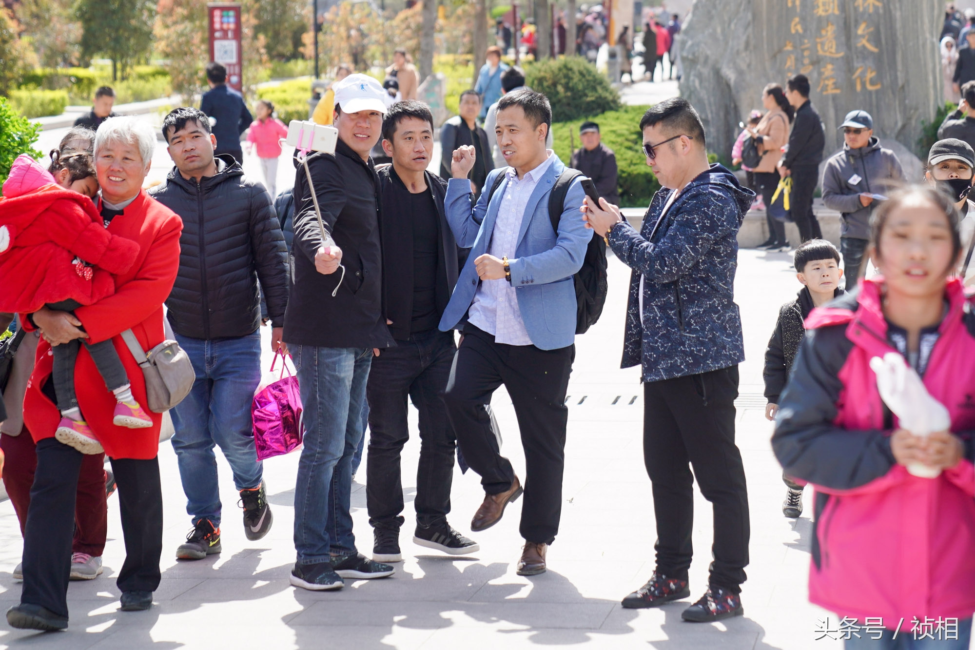 拍抖音玩自拍 手机成旅游必备神器 景区靠拍照