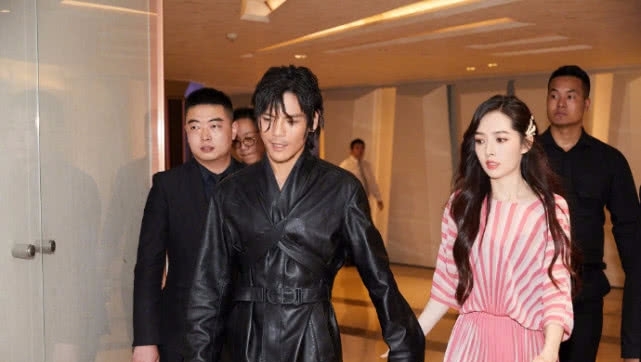 向佐郭碧婷拍婚纱照,郭碧婷小腹隆起疑怀孕,向