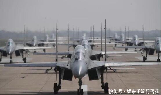 歼16战机上演大象漫步,总载弹量或超百吨,够