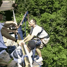 搞笑gif动图段子:徒手劈西瓜简直弱爆,妹子要挑战榴莲