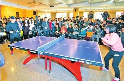 中国乒乓球队总教练刘国梁率国乒回家乡做公益