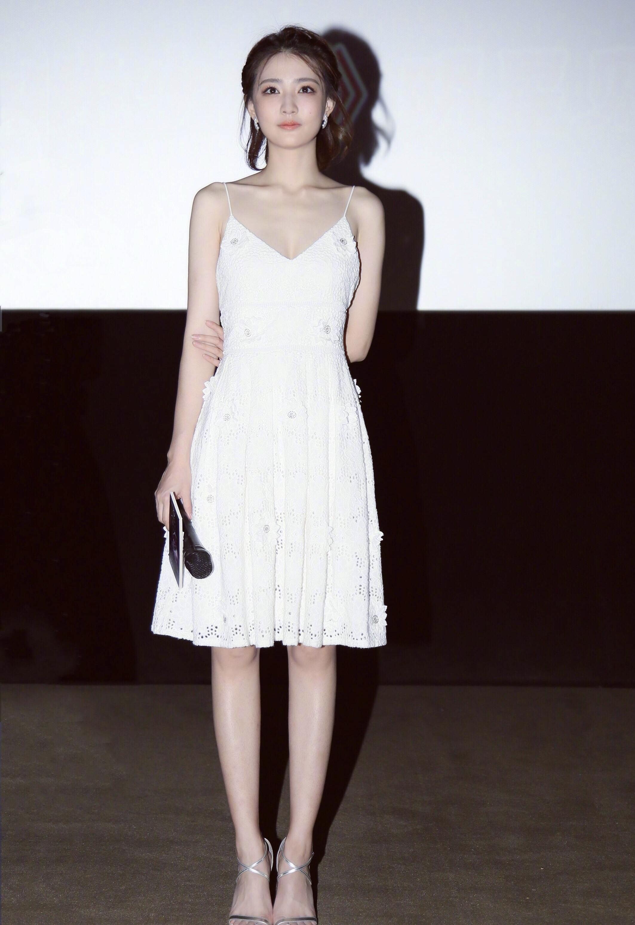 身穿黑色连衣裙,徐璐清新之间又透着性感,网友:撩人的小妖精!