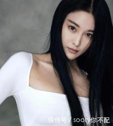 张馨予低调现身机场,竟在裙子里面穿裤子,网友