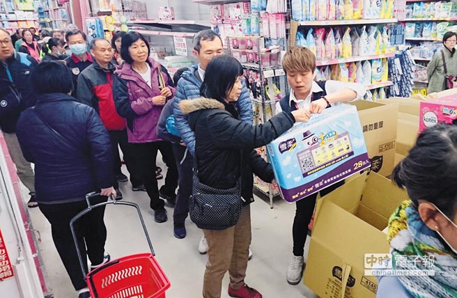 \"吃得起茶叶蛋\"的台湾民众为何疯抢卫生纸?蔡英文应对人心不