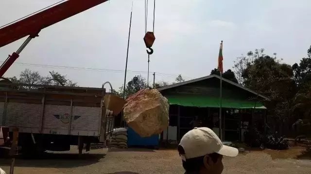 缅甸边检越来越严格:3亿5千万的毛料被丢在路