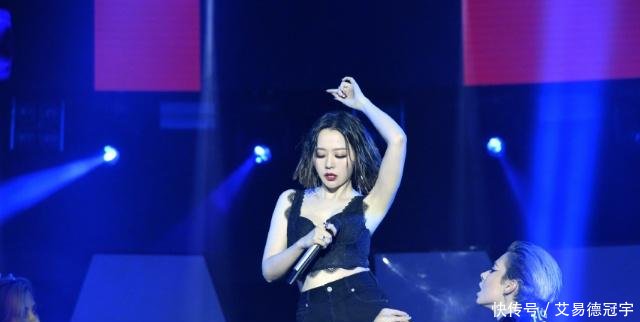 张靓颖商演突发意外遭遇疯狂歌迷,可她的两字