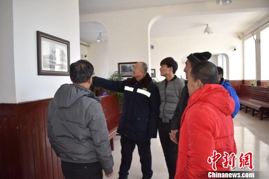 百年老站里的\"讲解员\" 退休前站好最后一班岗