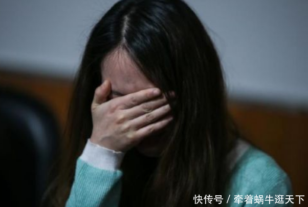 情侣野外两天没喝水，男子见到女友伤口流血，没想到男子这么恶心