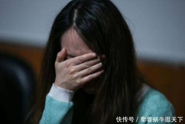 情侣野外两天没喝水,男子见到女友伤口流血,没想到男子这么恶心