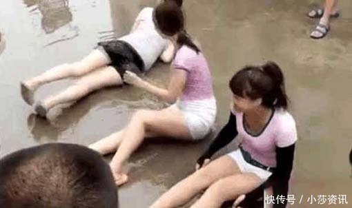 四位美女雨水里打滚痛哭，路人得知原因非但不同情，还很气愤