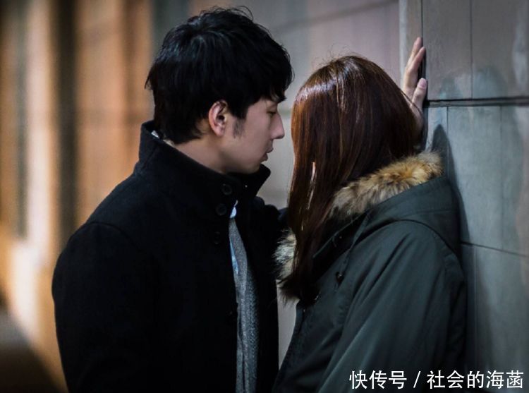 女孩带残疾男友回家遭家人反对,男孩拿出一样