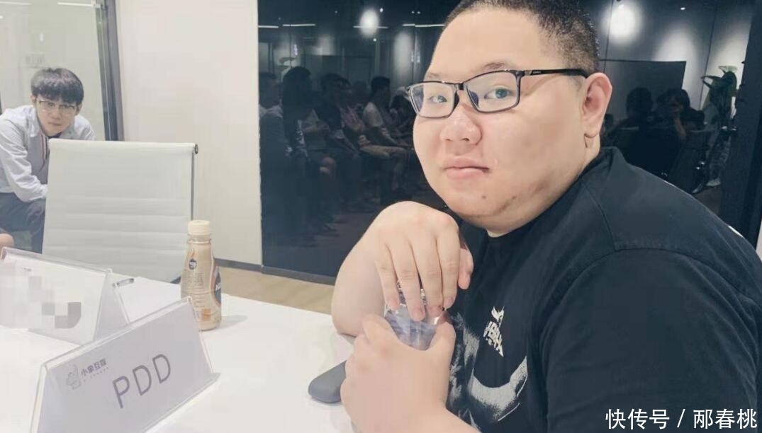 PDD深夜现身酒吧被女友电话警告 晒水瓶证实自己没喝酒很冤枉 网赌fg电子