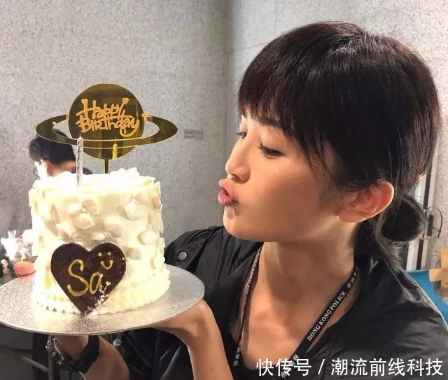 36岁阿Sa获好友探班庆祝生日,换了平刘海短发
