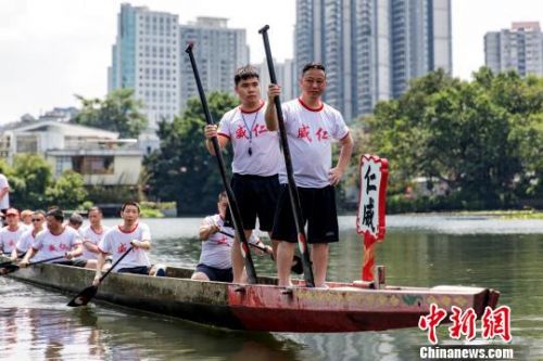 广州荔湾\＂起龙船\＂ 最老龙舟已超400岁