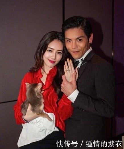 向佐求婚郭碧婷现场照曝光,女方鸽子蛋钻戒超