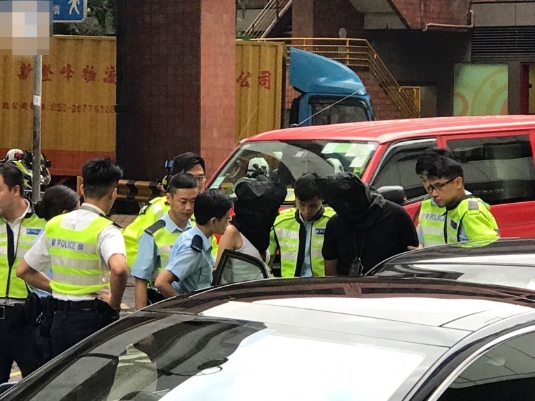 香港:豪車狂飆14公里連撞3車 街頭爆發(fā)追逐戰(zhàn)