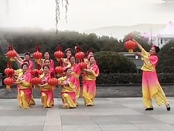 茉莉广场舞《欢天喜地》灯笼舞12人变队形表演比赛用