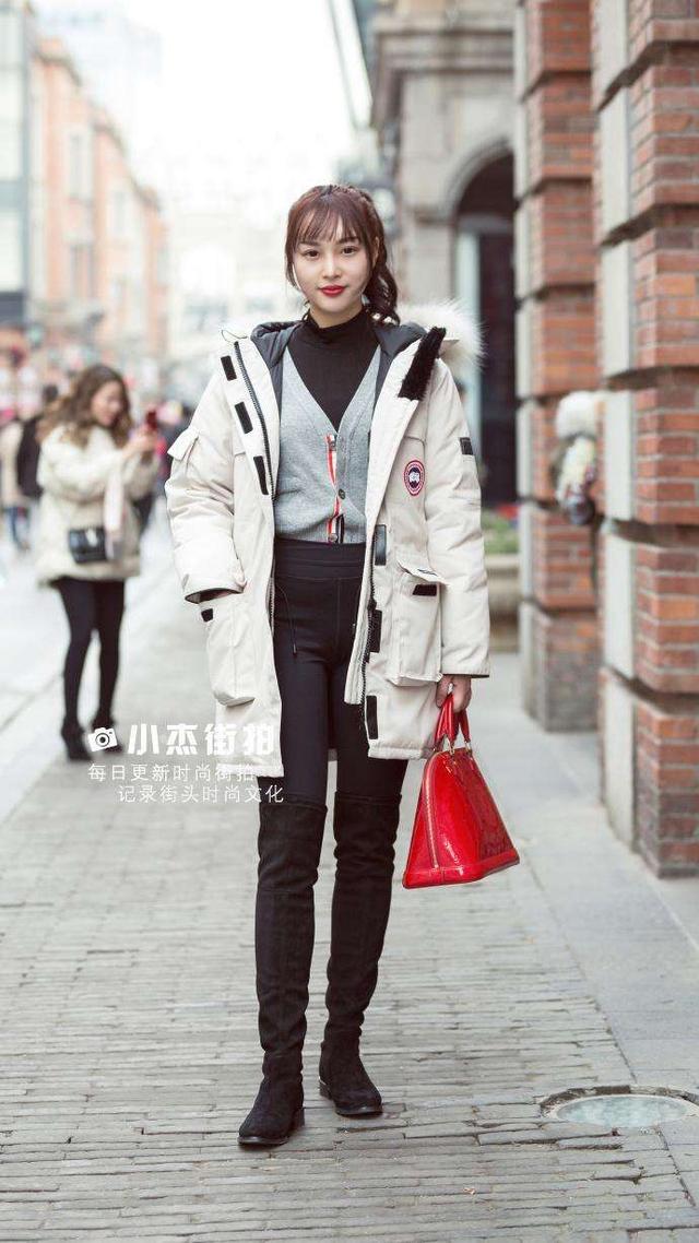 武汉街拍,军绿色风衣+黑色卫衣与格仔衣,叠穿