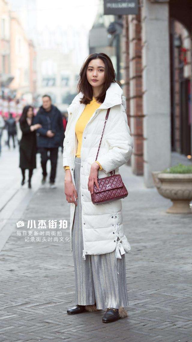 武汉街拍,军绿色风衣+黑色卫衣与格仔衣,叠穿