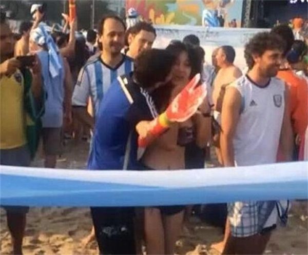 国足第一乳神因世界杯胸夹手机一炮而红,现在