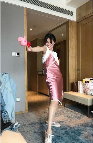 明星都爱小猪佩奇?李晨赵丽颖把佩奇放在头上