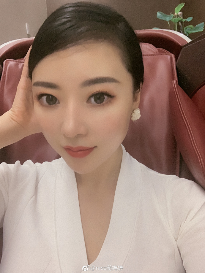 本是一名普通女大学生,却因为刘强东而爆红,迅