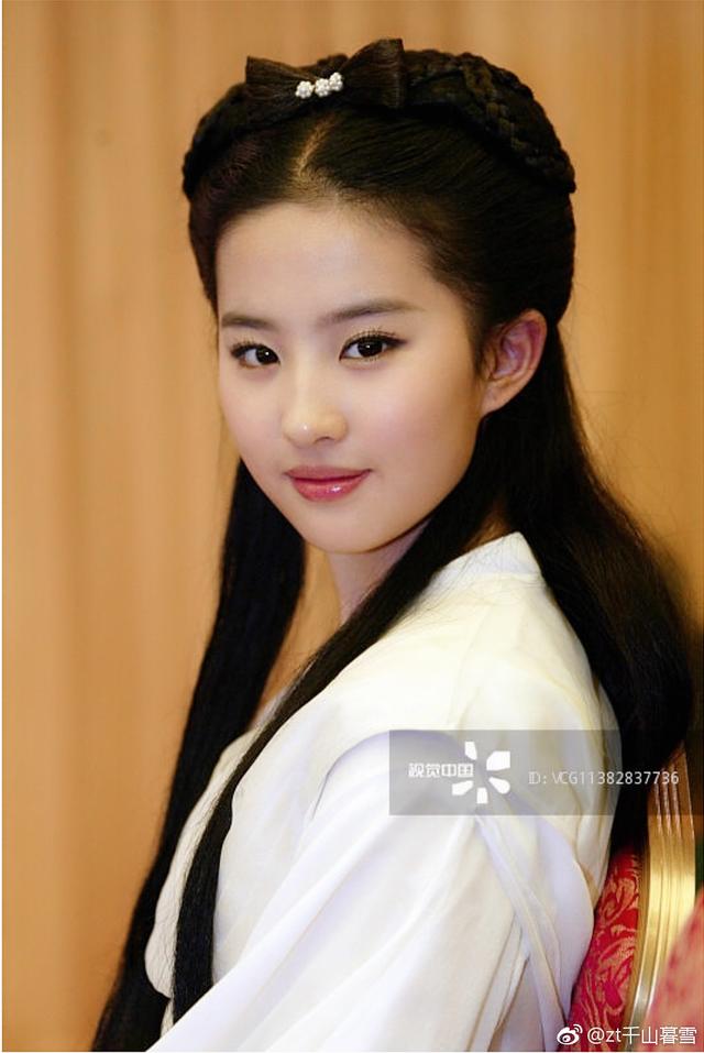 刘亦菲十七岁罕见照片曝光,仙气是否经得起视