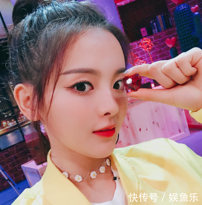 火箭少女101杨超越被疑整容?网友的点评一针