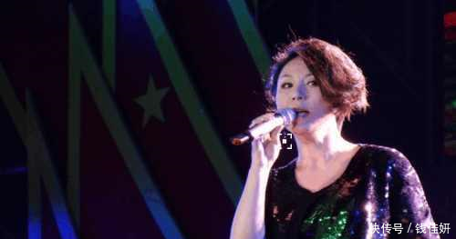 她曾经是当红歌手, 和毛阿敏齐名, 被央视封杀沉