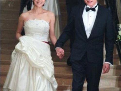 她是央视当红花旦，与韩红闹过绯闻，孩子他爸不知是谁