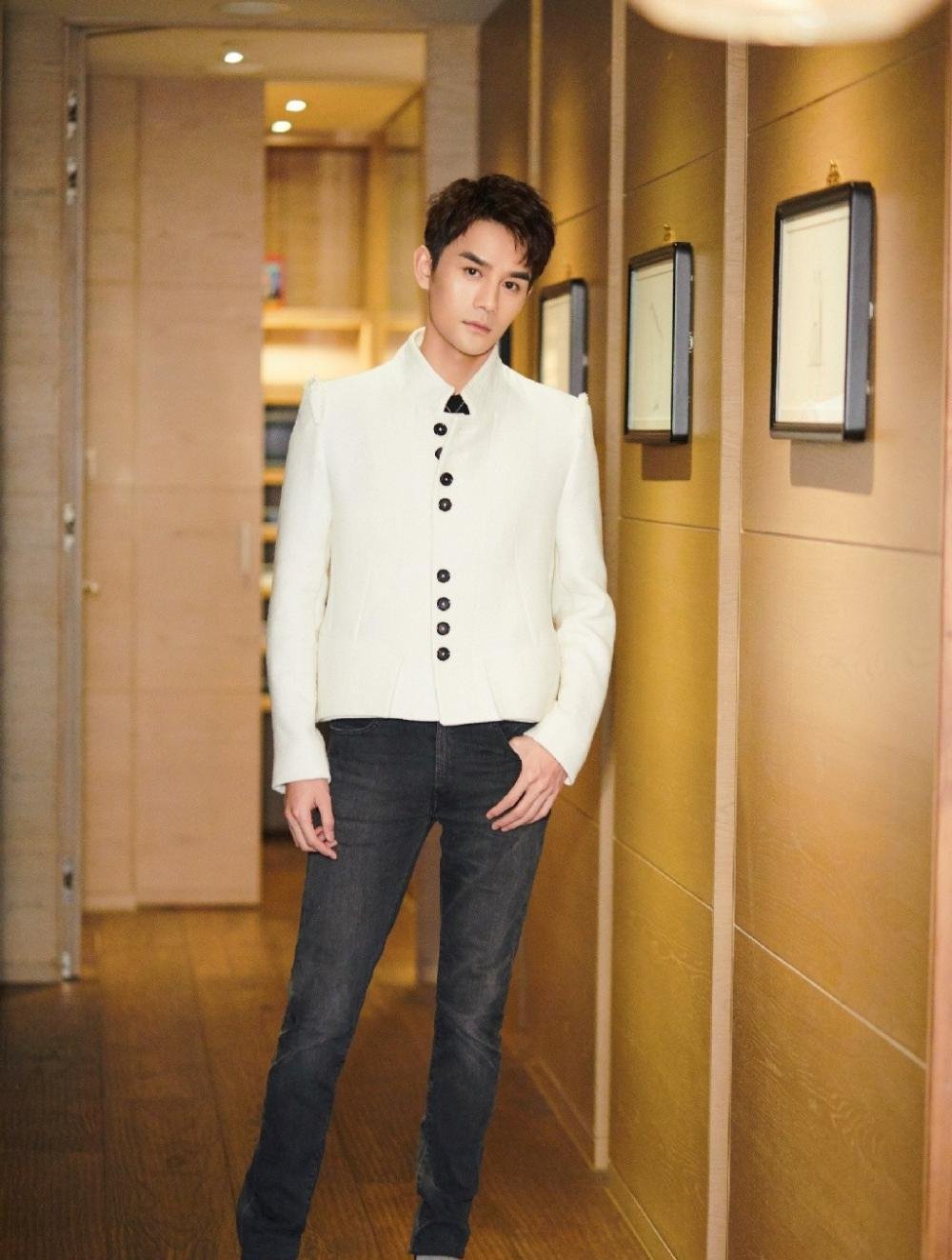 王凯白色短外套搭配小脚牛仔裤, 粉丝日常开赞