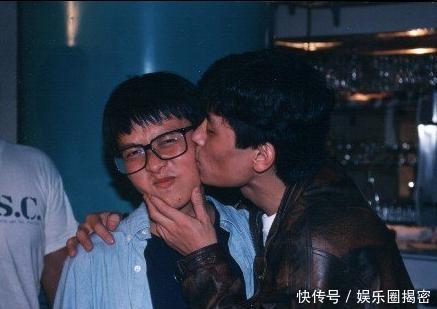 出生军人家庭,因妹妹去世唱歌,却在最红时因车