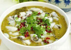 公司聚餐吃火锅,服务员在大庭广众之下这样上菜,他羊肉怎么上!
