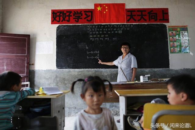 学100多名学生,1-6年各一个班,应该配备老师的