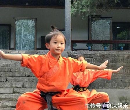 忍住不哭!曝乐嘉5岁女儿少林寺扎马步受苦,累