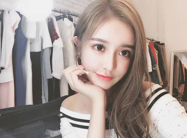 甩掉已婚主播冯提莫,王思聪酒吧紧搂新欢,网友