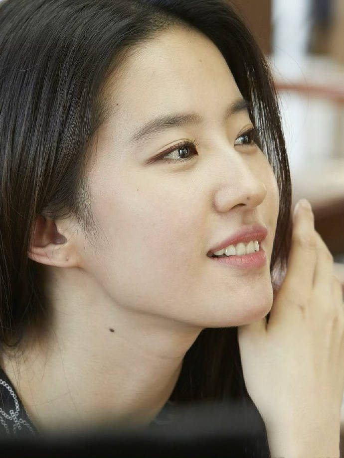 手术线怎么裁刘亦菲生图骨相封神！无滤镜下颌线如刀裁 网友：比精修还惊艳_https://www.jmylbn.com_新闻资讯_第1张