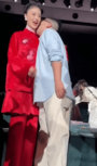 蒋欣被男设计师亲脖子！被吓到叫了一声