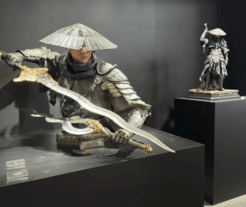 《影之刃零》主角1:1半身像首次展出！手持双剑帅炸