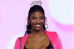 科比女儿首登维密秀很激动 母亲瓦妮莎前排支持