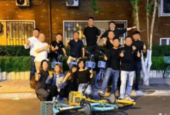 聚会多人脚踩青桔美团单车 疑为哈啰员工 官方回应：已展开内部调查 始终尊重行业伙伴
