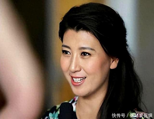 53岁闫学晶近况:直播带病差点倒下,给这个年龄段女人敲了警钟