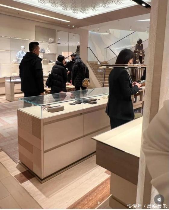 刘亦菲现身杭州万象城,素颜逛街、探班好友,为剧组送温暖!