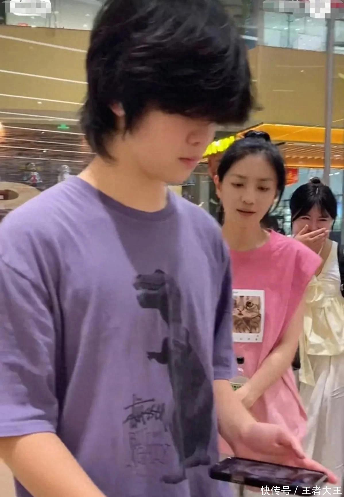 网友直呼认不出！胡可带长发安吉逛街引热议