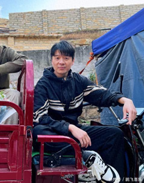 演员赵梓冲大婚，生图状态下妻子脸方又坑洼，卢靖珊青筋暴起显老