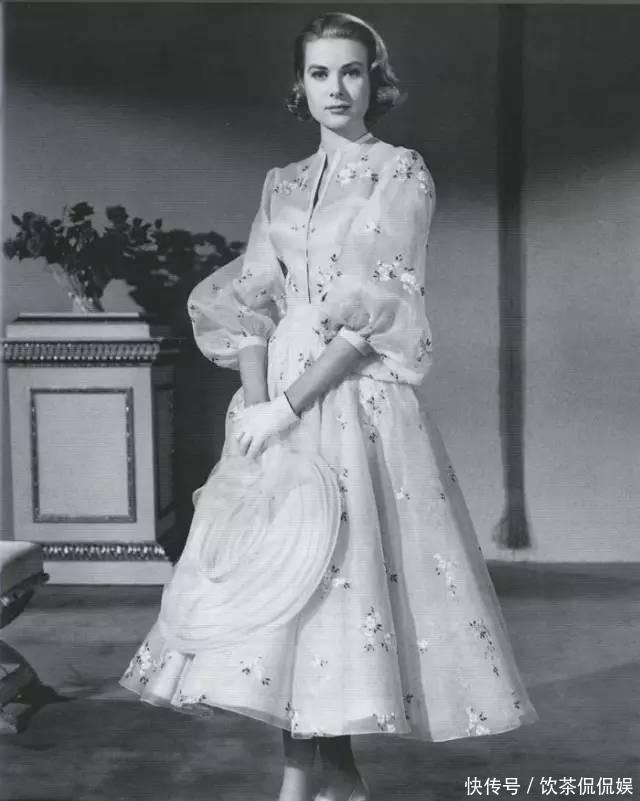1956年,赫本和格蕾丝凯利同框,一个优雅似天鹅,一个高贵如女神 - 360娱乐,你开心就好